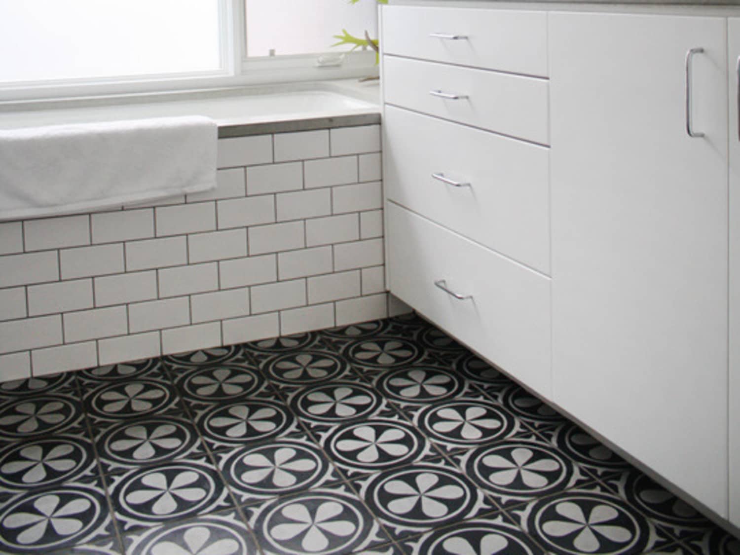 Bathroom Tiles Black And White Pattern – Everything Bathroom